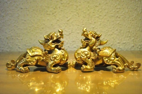 Tì hưu vàng đặt trên bàn thờ