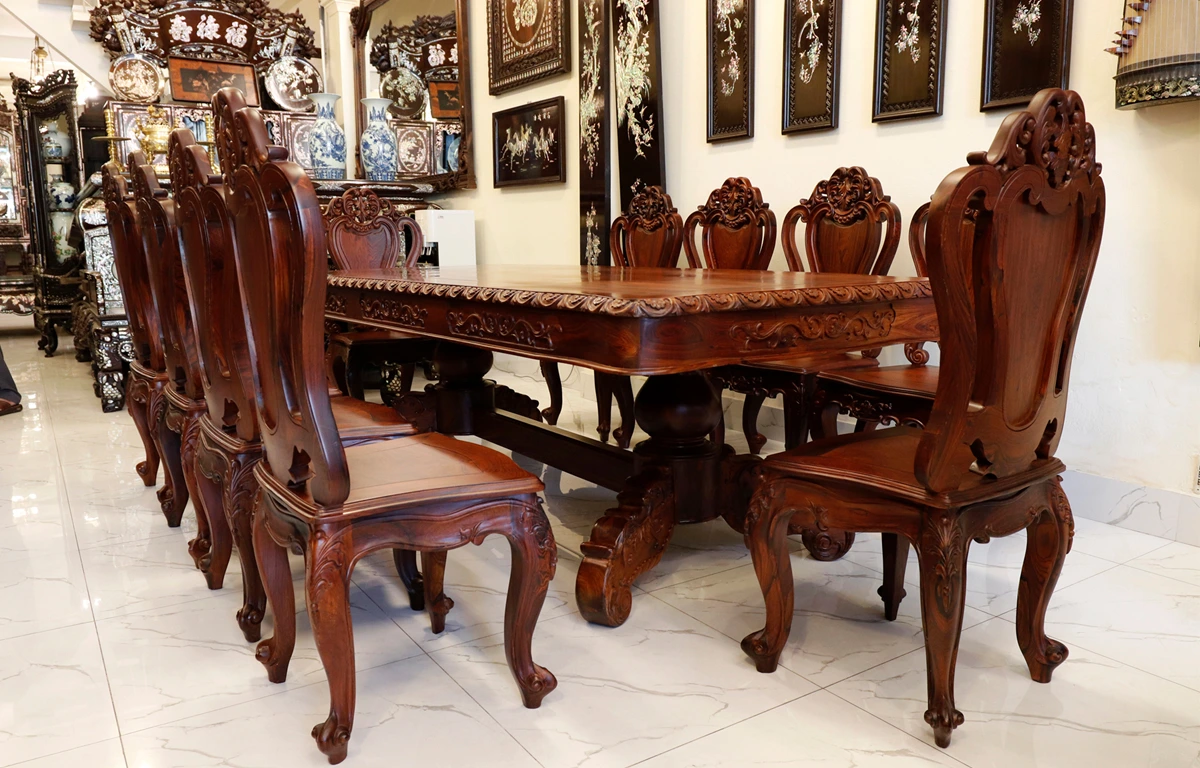 Bàn ghế gỗ cẩm lai cổ điển, sang trọng Bàn ghế gỗ cẩm lai cổ điển, sang trọng
