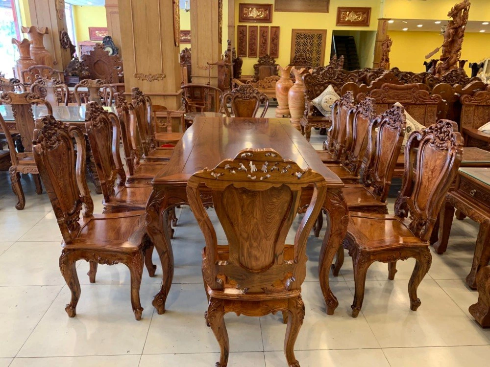 Bàn ghế gỗ cẩm lai cổ điển, sang trọng Bàn ghế gỗ cẩm lai cổ điển, sang trọng