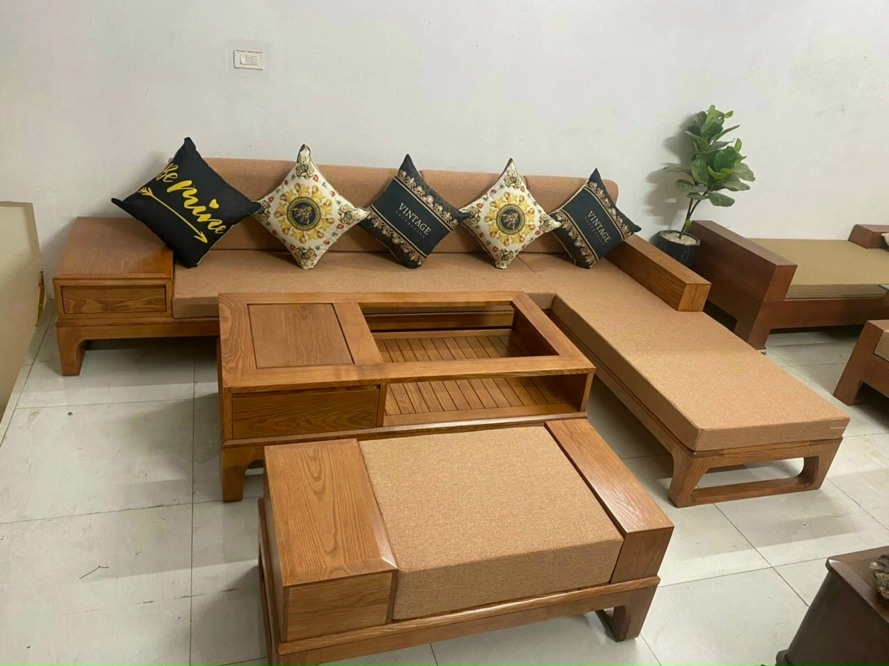 Bàn Ghế Gỗ Phòng Khách Cao Cấp: Thiết Kế Đẹp, Giá Trị Sử Dụng Lâu Dài