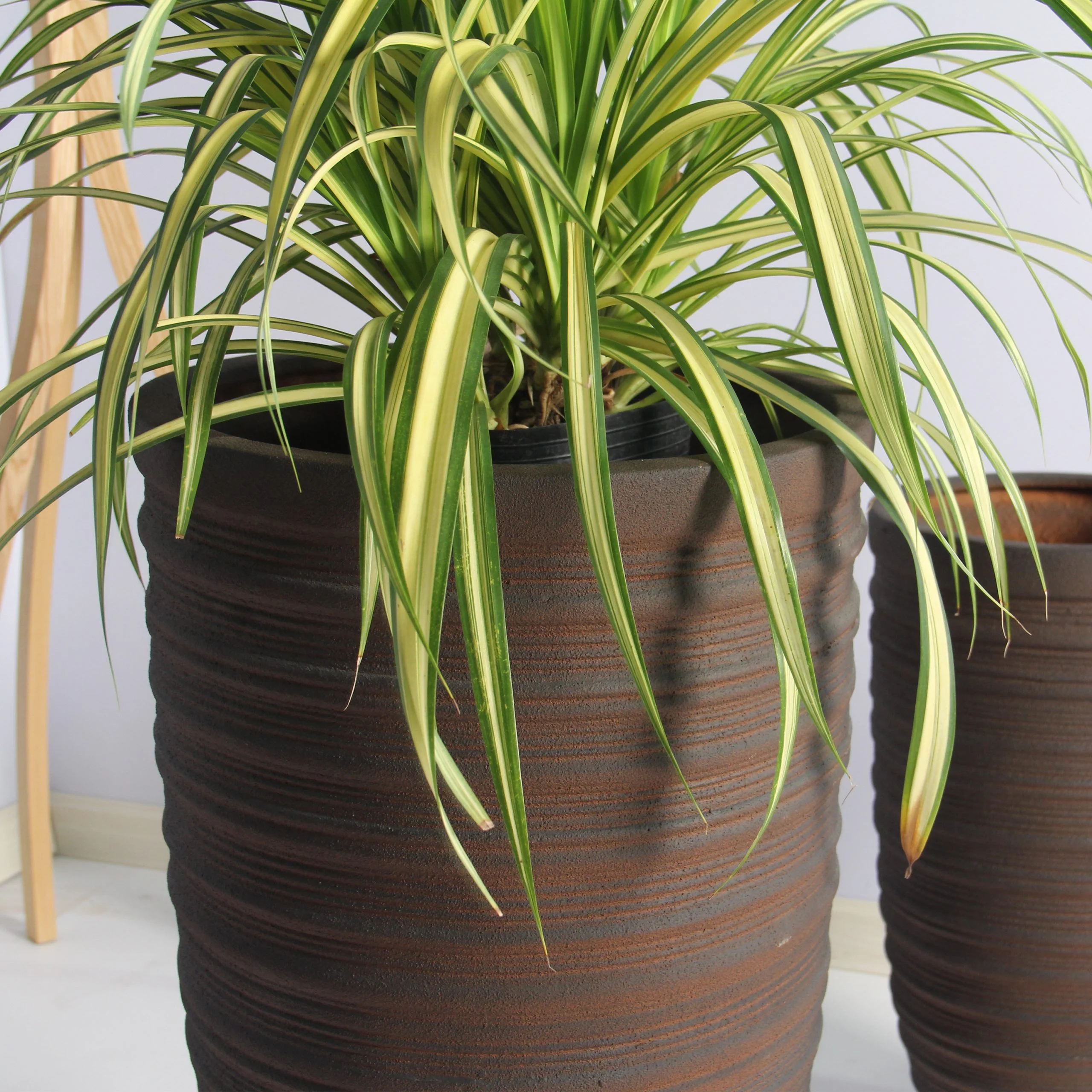 Shine Urn Poly Planter (Set Of 2) – Red Brown