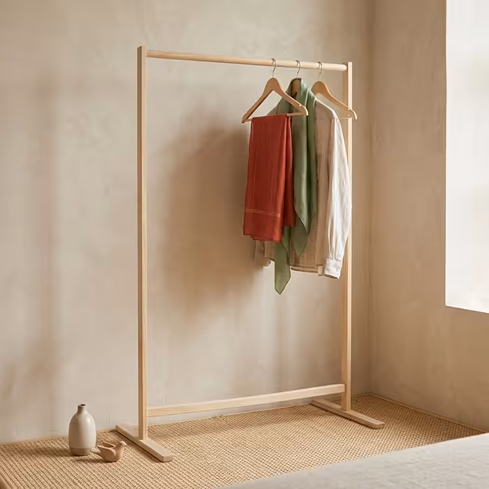 Kinh Nghiệm Chọn Giá Treo Quần Áo Gỗ Cho Gia Đình